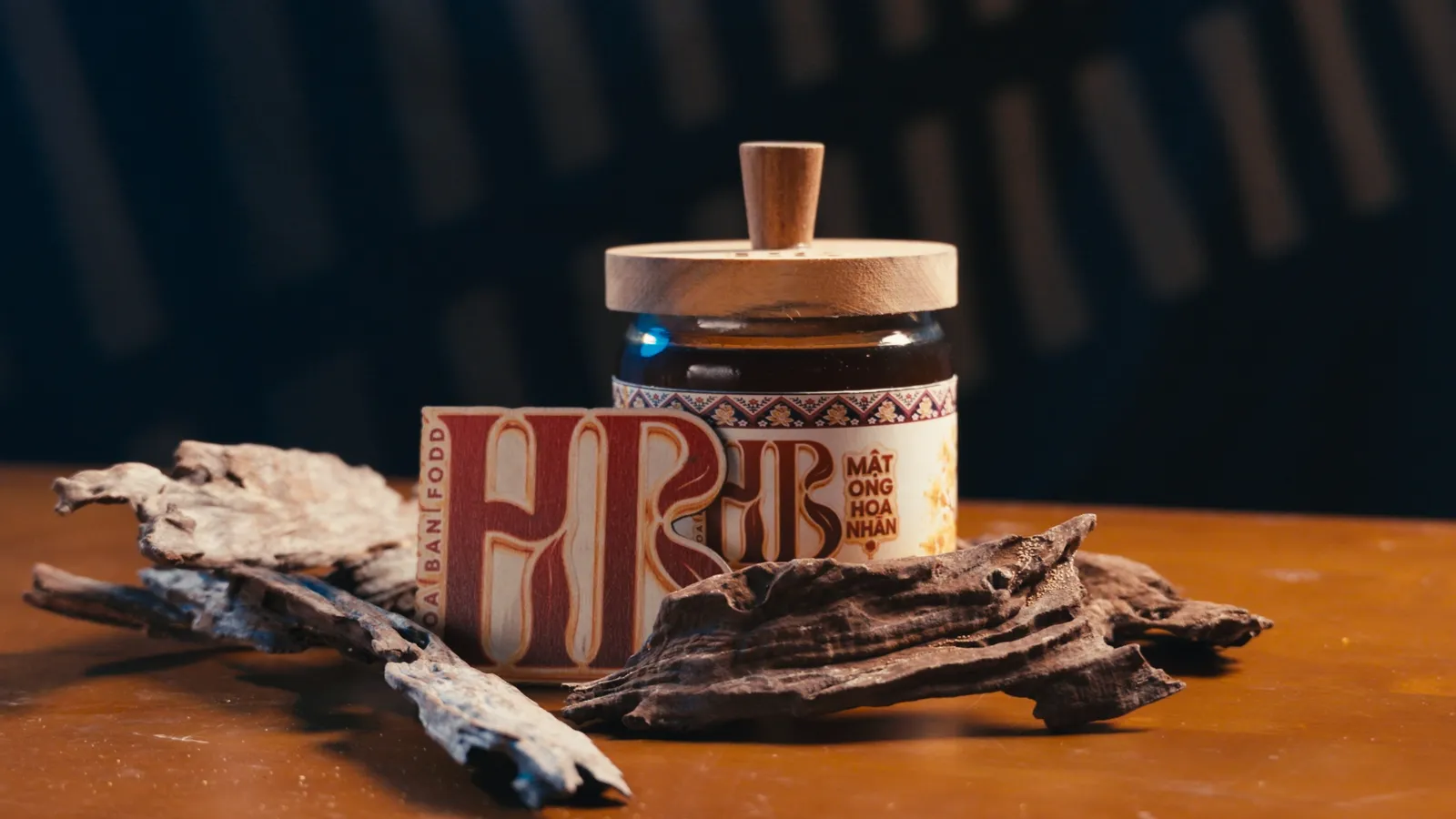 The wooden lid with the engraved HB logo